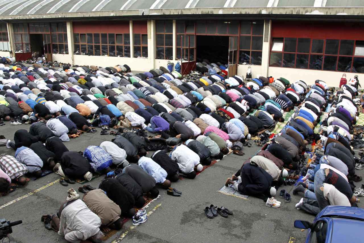 13 мусульманская. Уличная молитва.