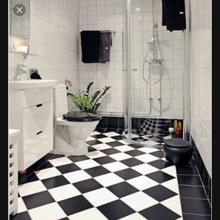 Белая плитка на пол в ванной. Черно-белая ванная комната. Черно белая плитка в ванной. Белая плитка в ванной. Санузел черно белая плитка.