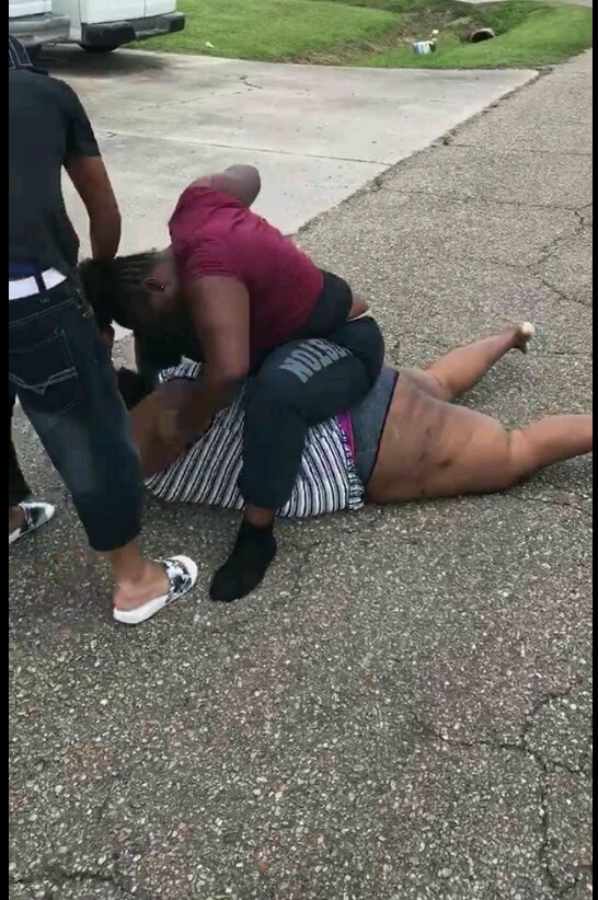 2 Ladies Fight Publicly Disgrac