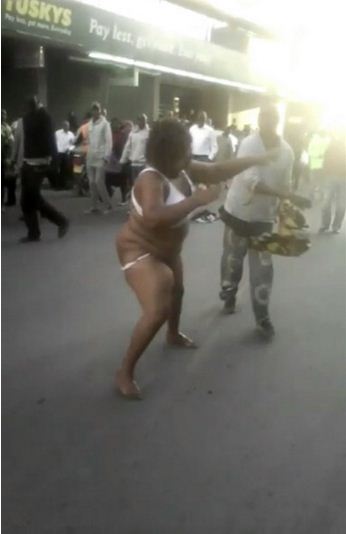 Kenyan Lady Strips Herself Naked In Order To Fight With A Man In Public(pho...