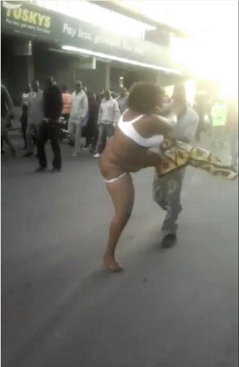 Kenyan Lady Strips Herself Naked In Order To Fight With A Man In Public(pho...