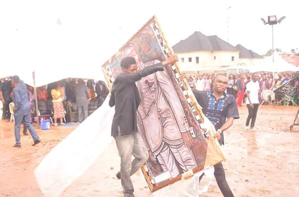 Artist Draws Apostle Suleman & His Wife, Gives Him As Gift In Umuahia (Photos)