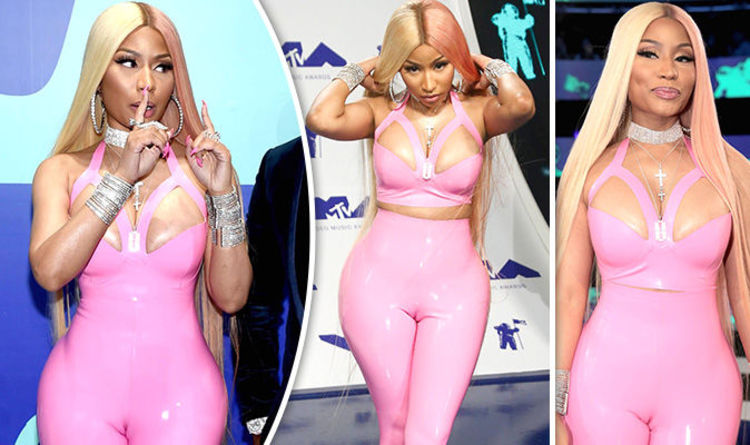 Nicki Minaj Suffers Wardrobe Malfunction With Her Cameltoe Popping Out (pho...