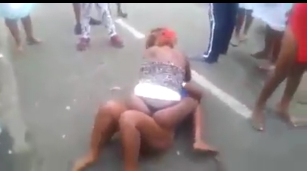 2 Ladies Fight Publicly, Disgrace & Strip Themselves (Pics, Video) - Cr...