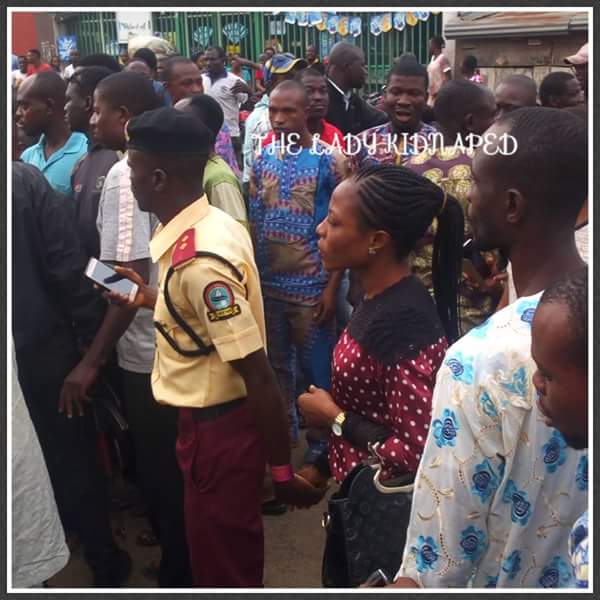 Lady And Men Who Robbed A Woman In Lagos Caught & Beaten By Mob ...