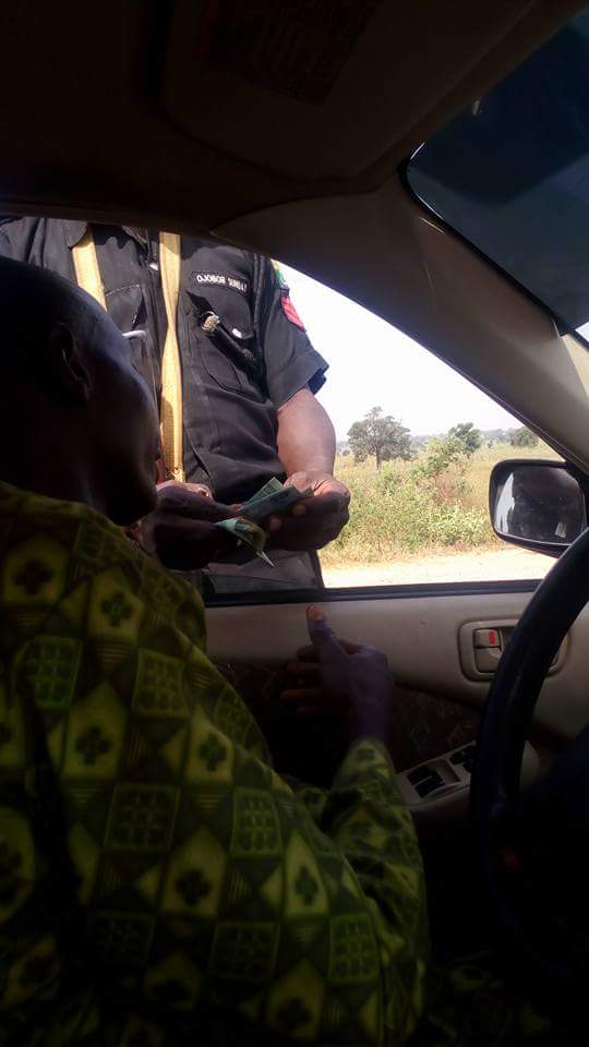 Policeman Caught Collecting Bribe At Yola Market Photos Crime Nigeria 