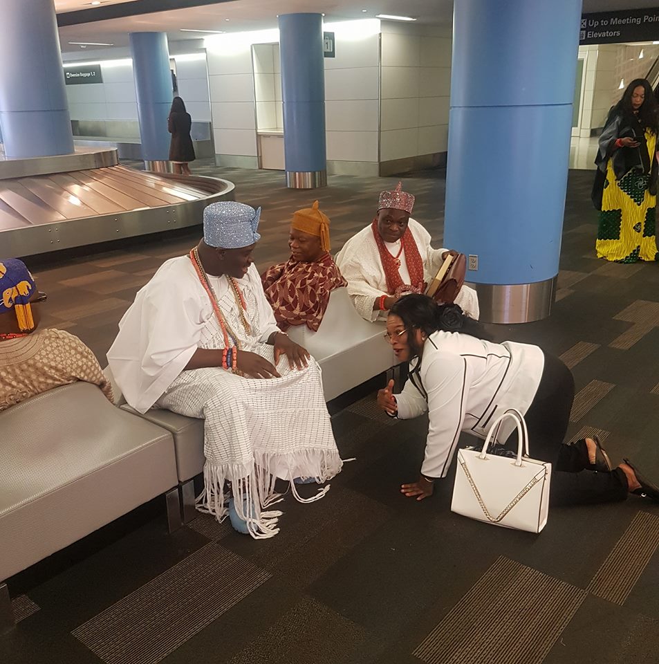 Nigerian Woman Kneels Down For Ooni Of Ife In America During