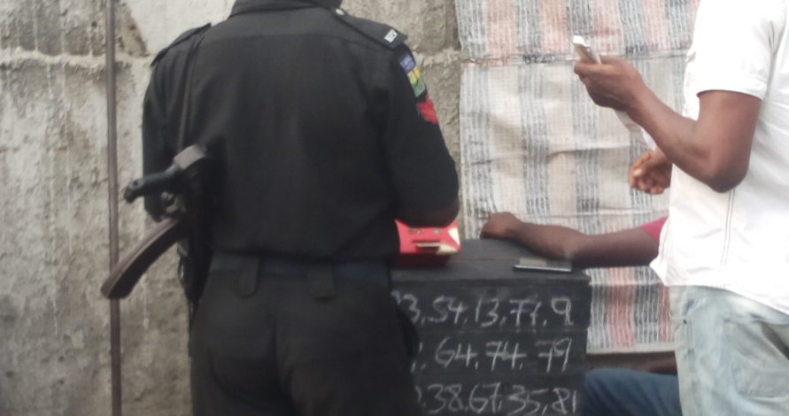 Ved en fejltagelse Tolk Smil Photos:Police Officer Spotted At A Bet Station At Kappa Junction Oshodi  Lagos - Crime - Nigeria
