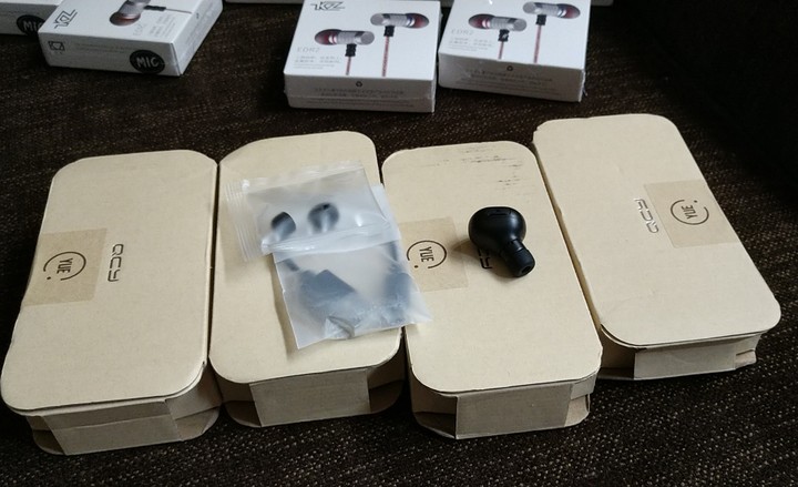 Qcy Bluetooth Earbuds Available 7k. Single ear - Technology Market