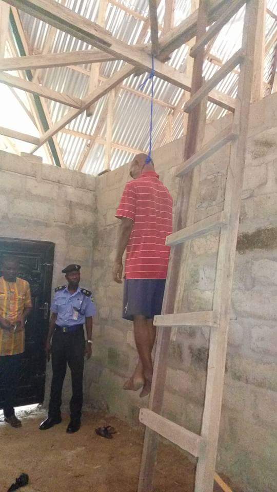 Man Commits Suicide By Hanging In Akwa Ibom (Disturbing Photos) - Crime - N...