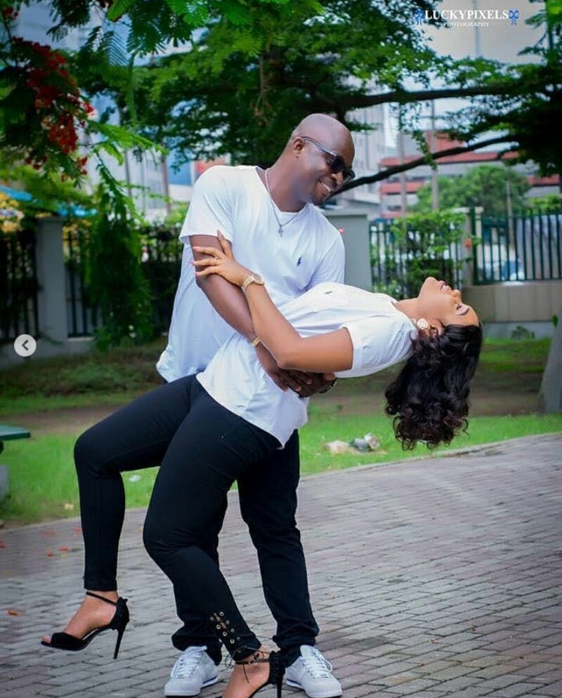 Pre-wedding Photos Of Man Carrying His Wife On His Back Rocking ...