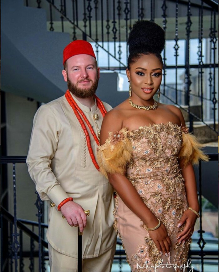 Pre-wedding Photos Of Oyinbo Man & His Igbo Bride In Traditional Attires 9
