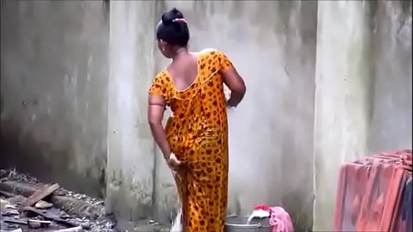 Woman Seen Bathing Outside - Invites Onlookers To Join (VIDEO) - Romance -  Nigeria