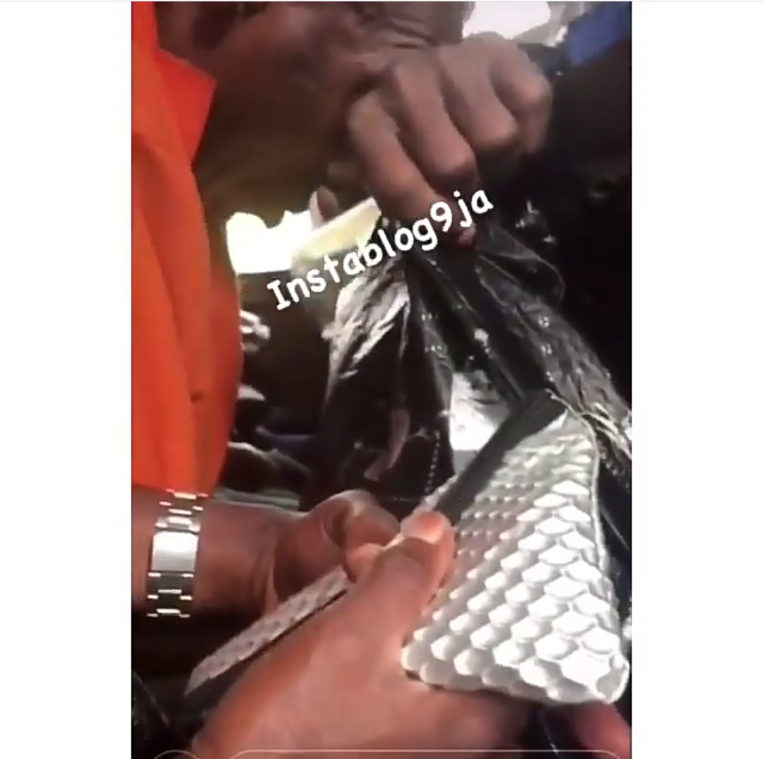Man Touching A Womans Backside In A Bus In Lagos (Photos, Video) - Crime pic