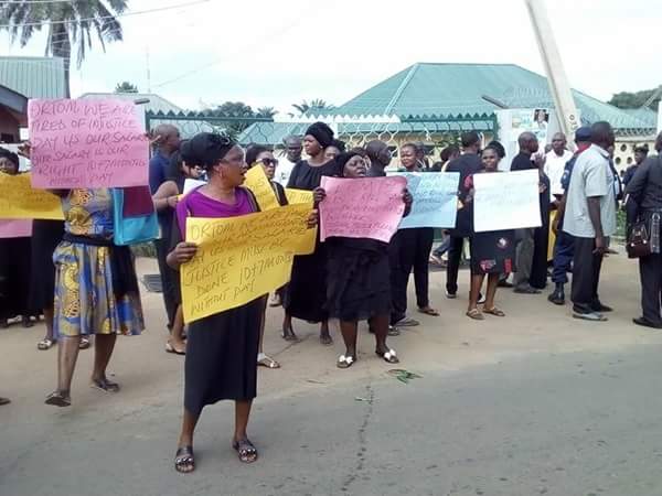 Makurdi Local Government Workers Protest 13-Month Unpaid Salaries ...