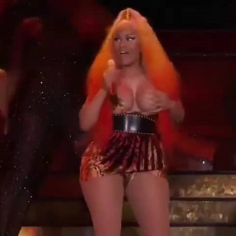Nicki Minaj Suffers Major Nippl*e Slip At Made In America Festival (video)  - Celebrities - Nigeria
