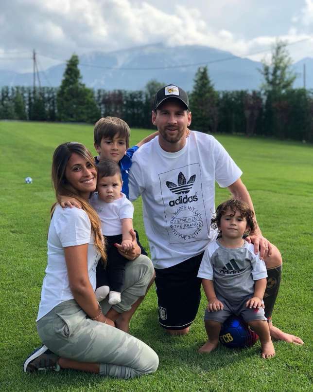 Lionel Messi, His Wife And Children In Adorable Family Photo - Sports ...