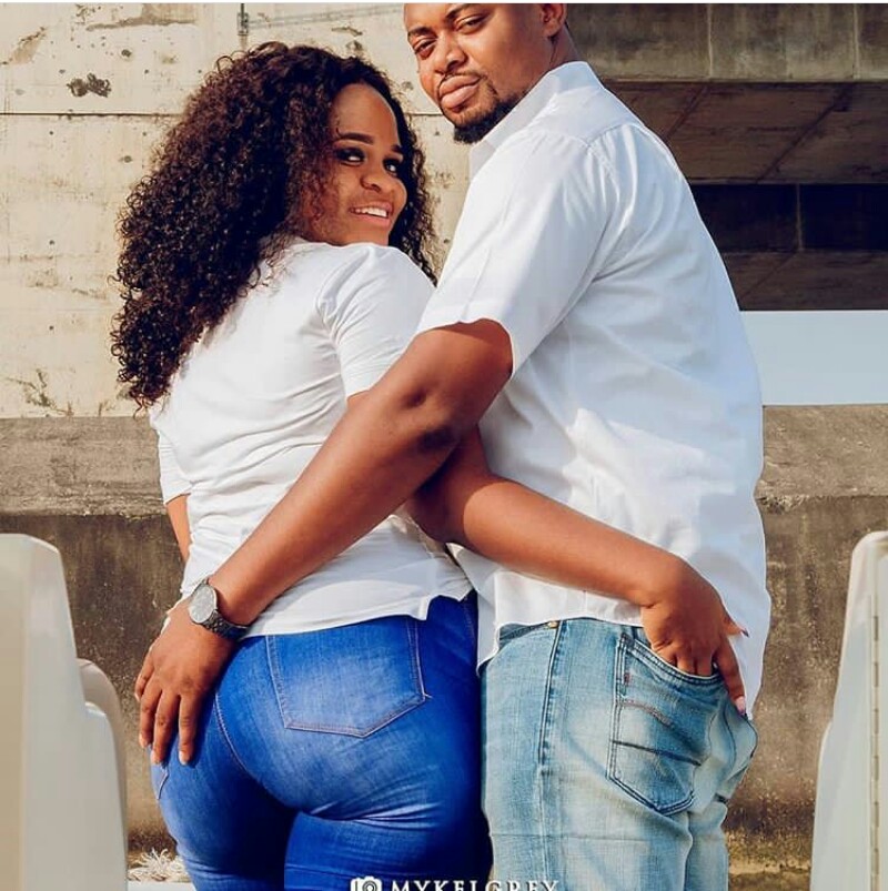 Man Grabs His Fiancée S Backside In Pre Wedding Pictures
