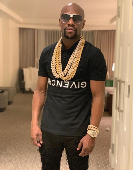 Floyd Mayweather wears 11kg of gold around neck as part of bizarre
