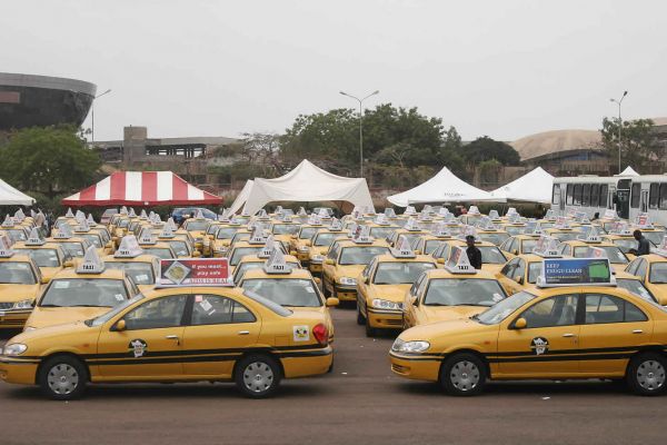 Такси тайцы. Такси в Нигерии. Тайское такси. Такси в Тайланде. Абуджа такси.