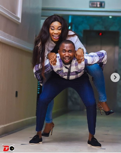 Man Carries Partner On His Back In Lovely Pre-wedding Photos - Romance ...