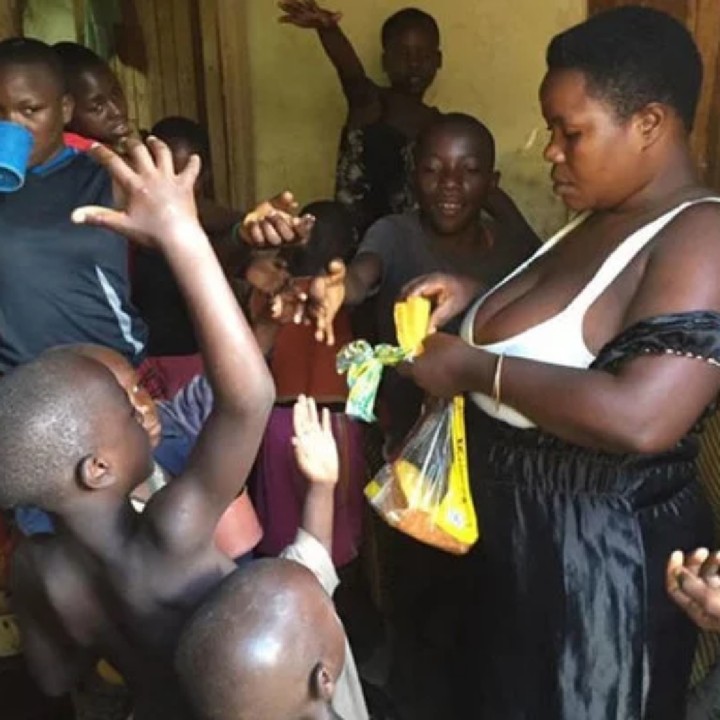 Негритянка рожает. Мариам Набатанзи из Уганды. Мариам 44 ребенка из Уганды.
