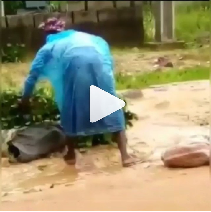 Woman Spotted Washing Vegetables She Will Sell Inside Gutter Water(Video) Crime Nigeria