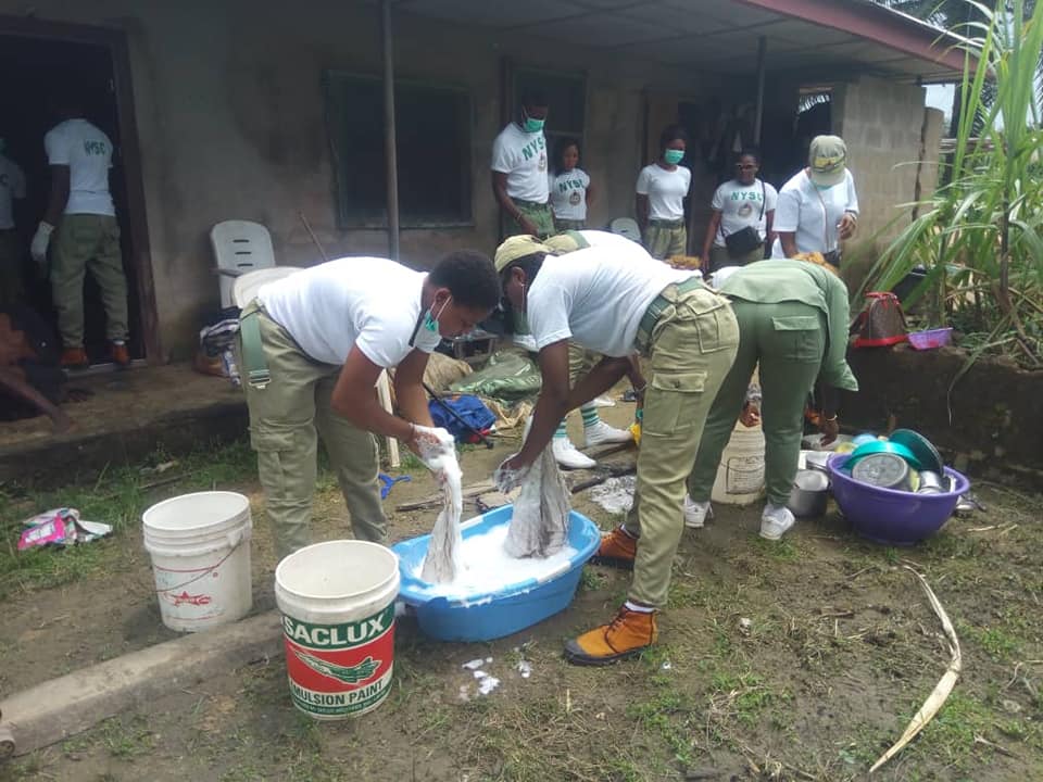 Corps Members Warm The Hearts Of Many With Their Act Of Kindness Towards A Sick Man